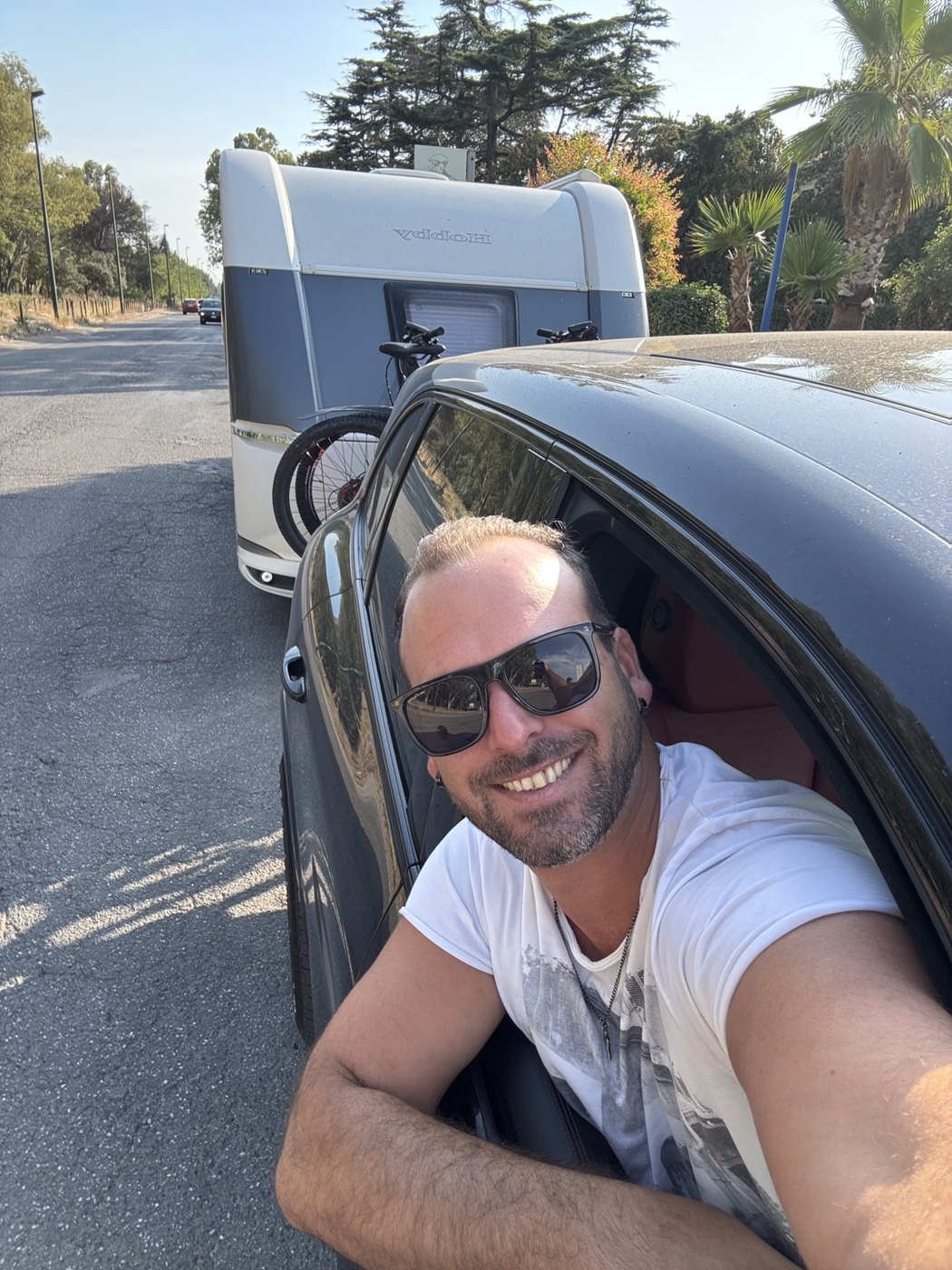 Giuseppe mit Fahrzeug und Wohnwagen unterwegs