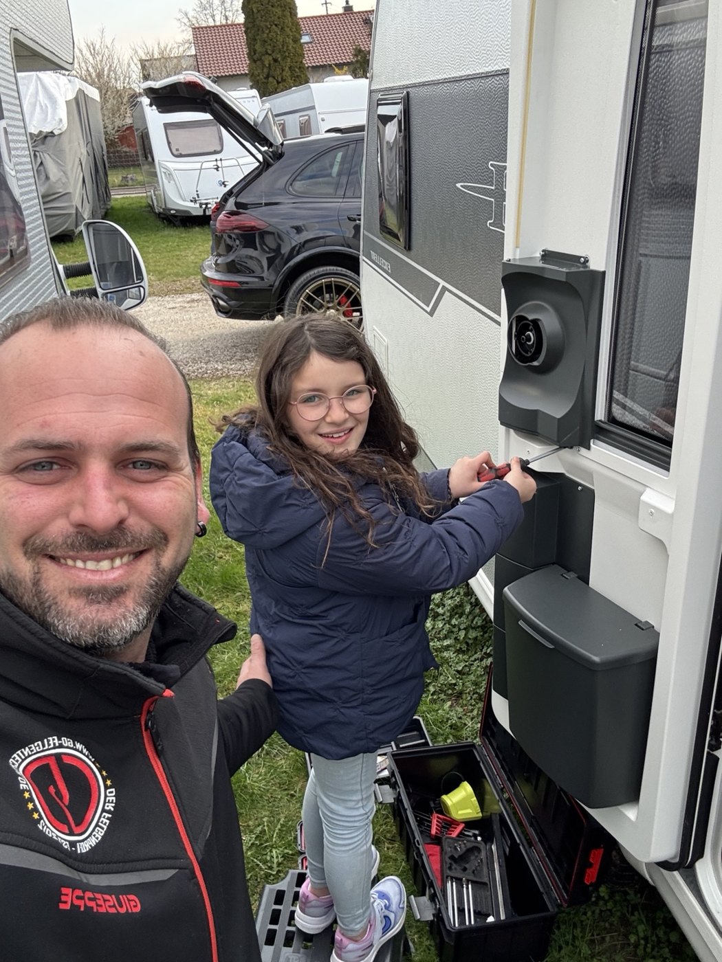 Giuseppe mit seiner Familie am Wohnwagen